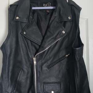 Black Leather Biker Vest XL with‎ Belt & Zipper Details